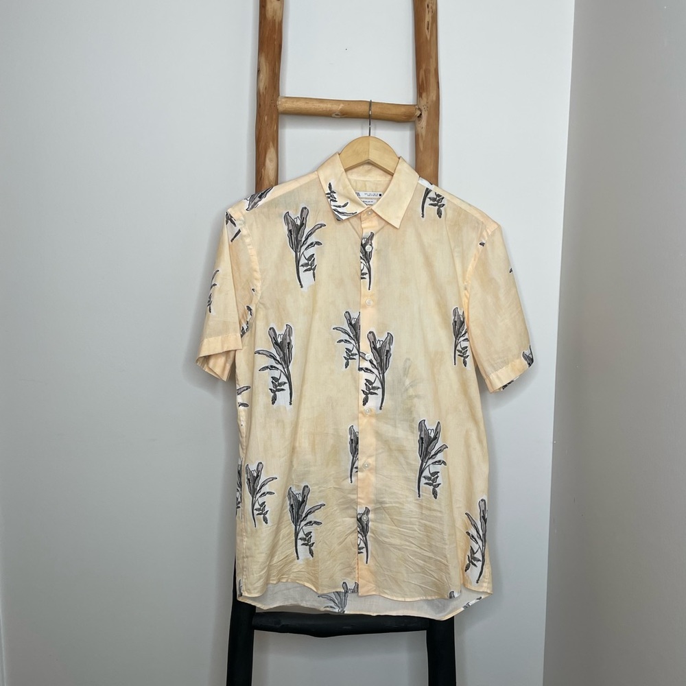 Zara men’s short sleeve casual button down shirt in a faded yellow with print
